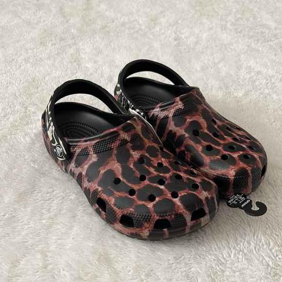 (NWT) Crocs Classic Unisex Animal Remix Clogs Black Multi Animal, Size: W7, M5 - Picture 13 of 17